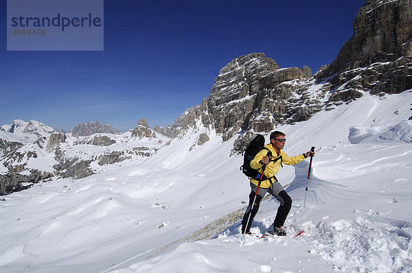 Schneeschuh-Wanderer  Hochpustertal  Dolomiten  Südtirol  Italien  Europa