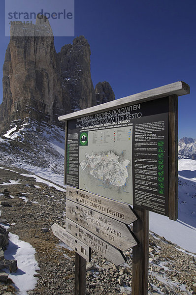 Schild Nationalpark Drei Zinnen  Hochpustertal  Dolomiten  Südtirol  Italien  Europa