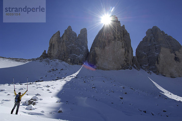 Schneeschuh-Wanderer vor Drei Zinnen  Hochpustertal  Dolomiten  Südtirol  Italien  Europa
