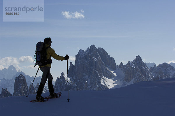 Schneeschuh-Wanderer vor Monte Cristallo-Massiv  Hochpustertal  Dolomiten  Südtirol  Italien  Europa