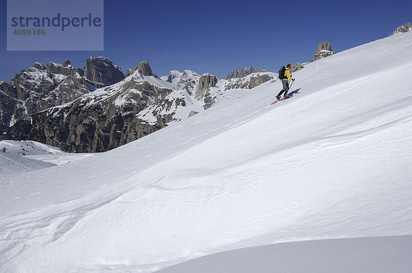 Schneeschuhwanderer auf der Langen Alm  Dreizinnen  Hochpustertal  Dolomiten  Südtirol  Italien  Europa