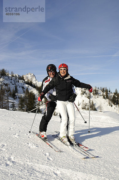 Best Ager beim Skifahren  Kreuzberghang  Blick auf Elfer und Rotwand  Hochpustertal  Südtirol  Dolomiten  Italien  Europa