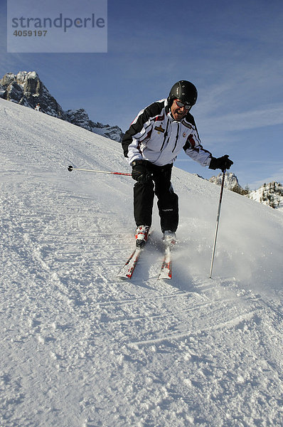 Best Ager beim Skifahren  Kreuzberghang  Blick auf Elfer und Rotwand  Hochpustertal  Südtirol  Dolomiten  Italien  Europa