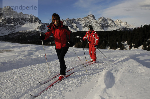 Langläufer  Nordic Ski  auf der Alpe Nemes  Hochpustertal  Südtirol  Dolomiten  Italien  Europa