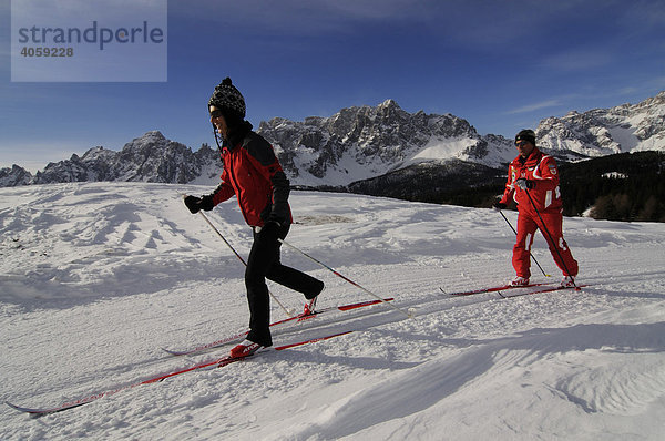 Langläufer  Nordic Ski  auf der Alpe Nemes  Hochpustertal  Südtirol  Dolomiten  Italien  Europa