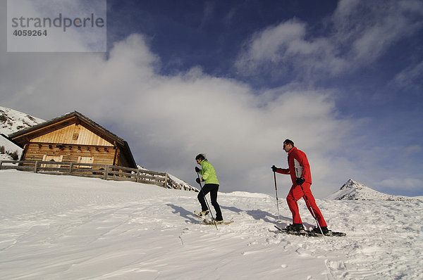 Schneeschuh-Wanderer auf der Alpe Nemes  Hochpustertal  Südtirol  Dolomiten  Italien  Europa