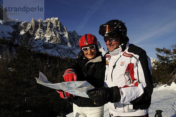 Best Ager beim Skifahren  Kreuzberghang  Blick auf Elfer und Rotwand  Hochpustertal  Südtirol  Dolomiten  Italien  Europa