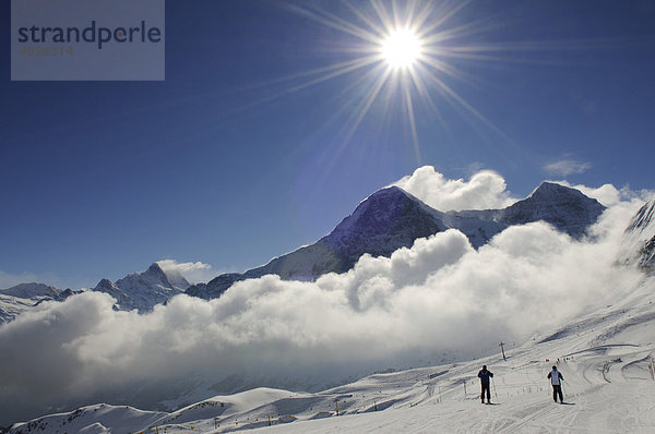 Skifahrer auf dem Männlichen mit Blick auf Wetterhorn  Eiger  Mönch  Grindelwald  Berner Alpen  Schweiz  Europa