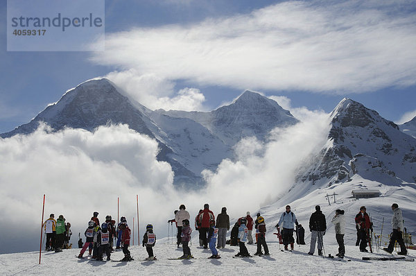 Kinderski-Zirkus auf dem Männlichen mit Blick auf Eiger  Mönch und Tschuggen  Grindelwald  Berner Alpen  Schweiz  Europa