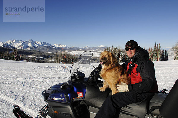 Mann von der Skiwacht mit Lawinenhund  Skigebiet Telluride  Colorado  USA
