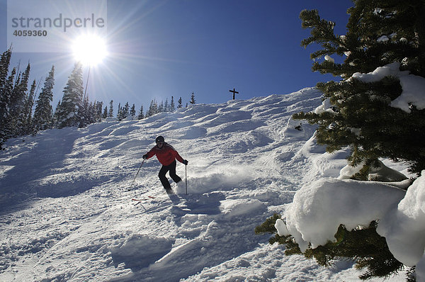 Skifahrer auf Silvertip-Abfahrt im Skigebiet Telluride  Colorado  USA