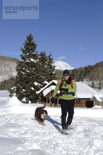 Schneeschuh-Wanderin mit Hund  Dunton Hot Springs Lodge  Colorado  USA