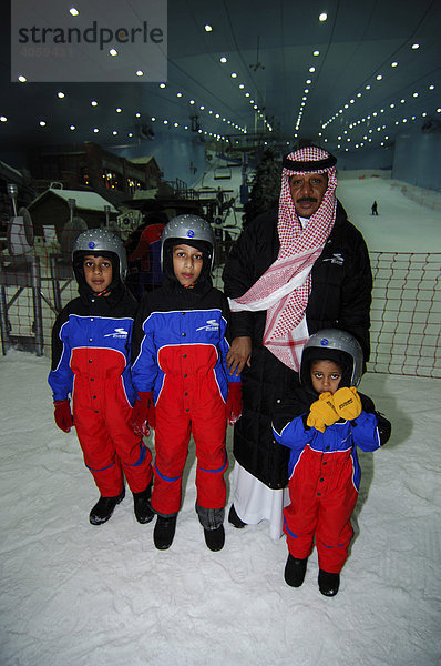 Besucher in der Skihalle  Ski Dubai  Dubai  Vereinigte Arabische Emirate  Naher Osten