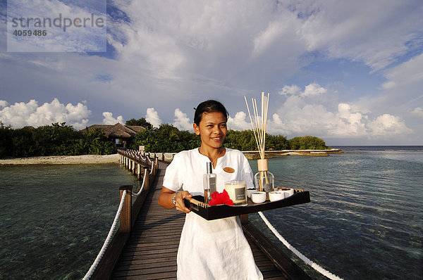 Bedienstete im Aquum Spa  Full Moon Resort  Malediven  Indischer Ozean