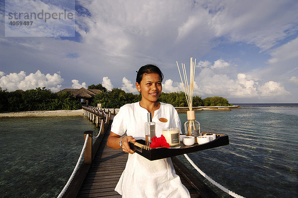 Bedienstete im Aquum Spa  Full Moon Resort  Malediven  Indischer Ozean