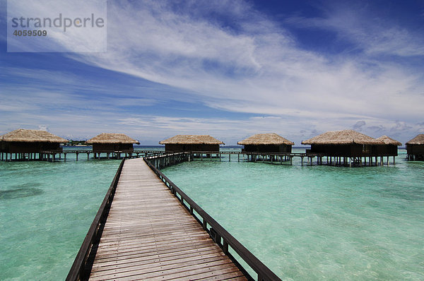 Holzsteg zu den Wasserbungalows  Luxussuiten  Full Moon Resort  Malediven  Indischer Ozean
