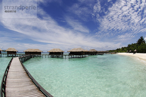 Holzsteg zu den Wasserbungalows  Luxussuiten  Full Moon Resort  Malediven  Indischer Ozean