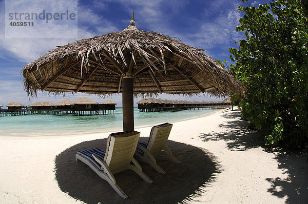 Sonnenschirm  Wasserbungalows  Full Moon Resort  Malediven  Indischer Ozean