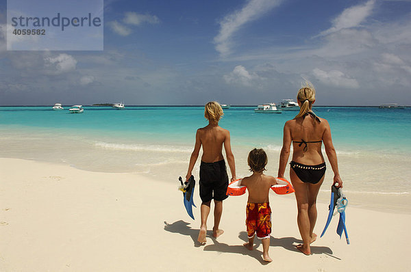 Frau und zwei Kinder am Strand  Laguna Resort  Malediven  Indischer Ozean