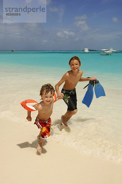 Kinder am Strand  Laguna Resort  Malediven  Indischer Ozean
