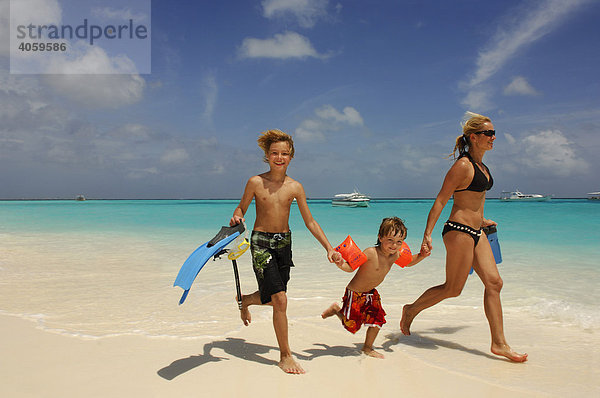 Frau mit zwei Kindern am Strand  Laguna Resort  Malediven  Indischer Ozean