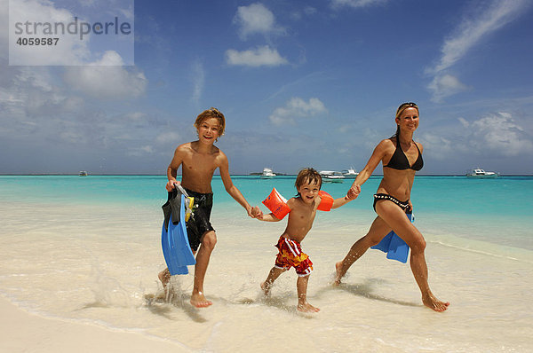 Frau mit zwei Kindern am Strand  Laguna Resort  Malediven  Indischer Ozean