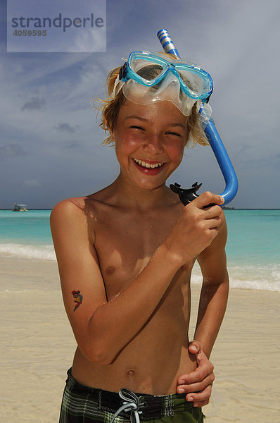 Kind mit Schnorchelausrüstung am Strand im Laguna Resort  Malediven  Indischer Ozean