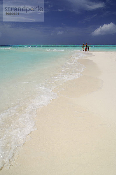 Frau und zwei Kinder am Strand  Laguna Resort  Malediven  Indischer Ozean