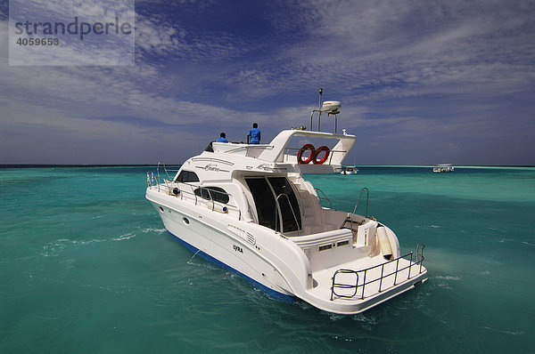 Wassertaxi  Motorjacht  Kurumba Resort  Malediven  Indischer Ozean