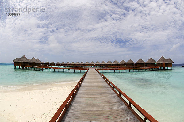 Holzsteg zu Wasserbungalows  Baros Resort  Malediven  Indischer Ozean
