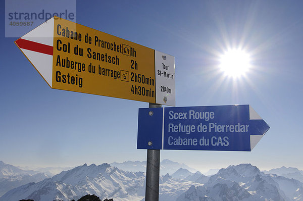 Wegweiser am Tour Saint Martin  Panorama vom Skigebiet Glacier 3000  Gstaad  Westalpen  Berner Oberland  Schweiz  Europa