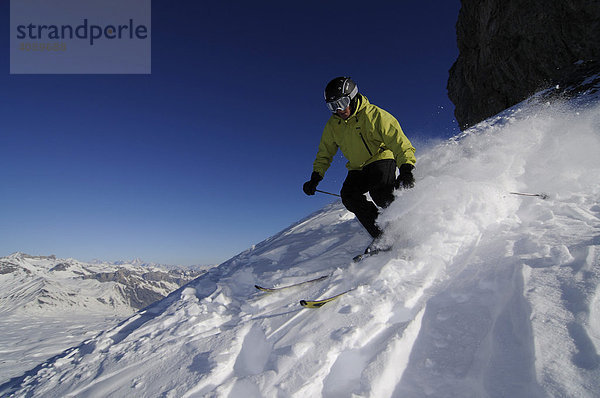 Skifahrer  Tour Saint Martin  Col du Pillon  Skigebiet Glacier 3000  Gstaad  Westalpen  Berner Oberland  Schweiz  Europa