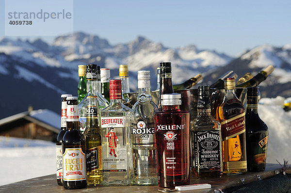 Flaschen in der Open-Air-Bar des Iglu-Dorfs am Eggli  Rueblihorn  Gstaad  Westalpen  Berner Oberland  Schweiz  Europa