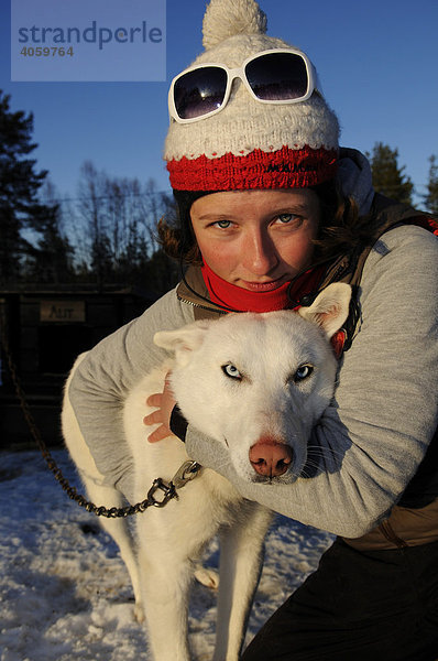 Frau mit Husky bei Schlittenhunde-Tour bei Melkefoss  Finnmark  Lappland  Norwegen  Skandinavien  Europa