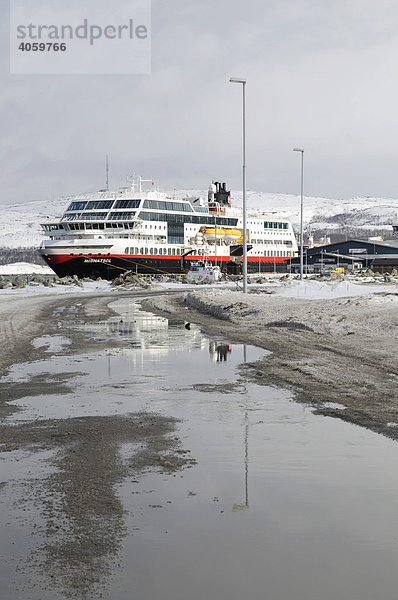 Hurtigruten Postschiff im Hafen von Kirkenes  Finnmark  Lappland  Norwegen  Skandinavien  Europa