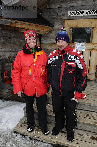 Zwei Lappen  Sami vor ihrer Kota  Lappen-Hütte  Ivalo  Lappland  Finnland  Europa