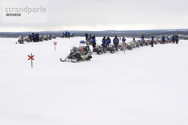 Motorschlitten bei Tour im Saariselkä Skigebiet  Ivalo  Lappland  Finnland  Europa