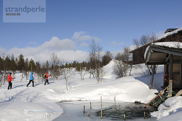 Nordic Ski  Langläufer und Dampfsauna im Urho Kekkonen Nationalpark  Kiilopää  Ivalo  Lappland  Finnland  Europa