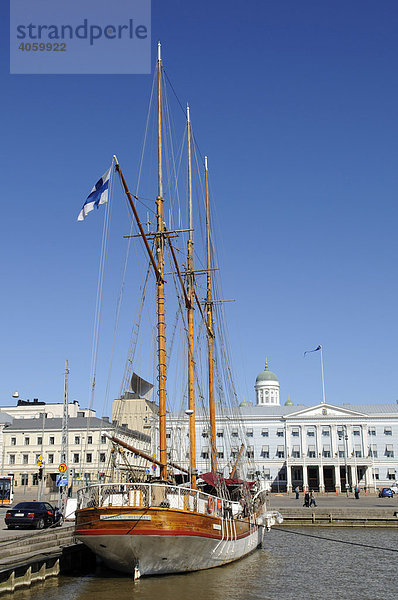 Segeljacht im Hafen von Helsinki  Finnland  Europa