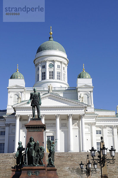 Alexander II Statue  Tuomiokirkko Kathedrale  Dom  Senatsplatz  Helsinki  Finnland  Europa