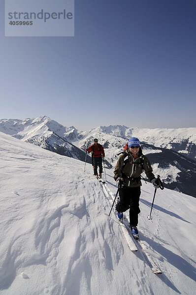 Skiwanderer bei Skitour auf den Joel und Lämpersberg  Wildschönau  Tirol  Österreich  Europa