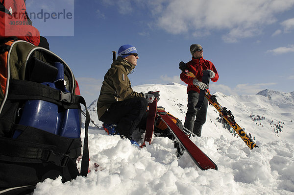 Skiwanderer bei Demontage der Felle  Skitour auf den Joel und Lämpersberg  Wildschönau  Tirol  Österreich  Europa