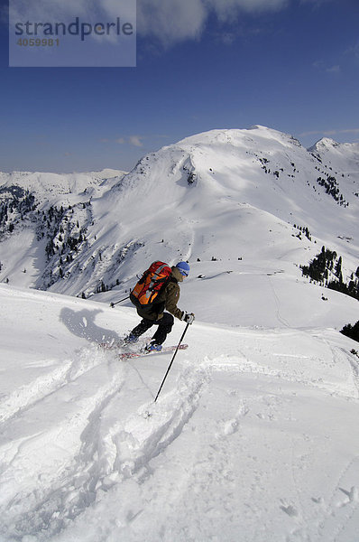 Skiwanderer bei Abfahrt vom Joel  Wildschönau  Tirol  Österreich  Europa