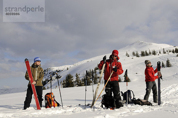 Skiwanderer bei Demontage der Felle  unterhalb des Joel  Wildschönau  Tirol  Österreich  Europa