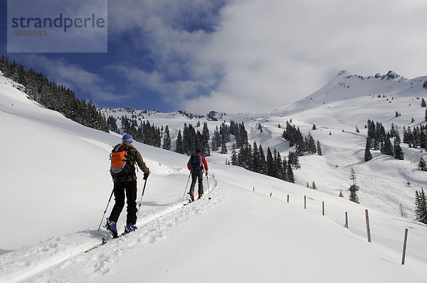 Skiwanderer bei Skitour auf das Brechhorn  Spertental  Tirol  Österreich  Europa