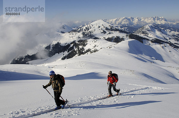 Skiwanderer bei Skitour auf das Brechhorn  Blick auf den Wilden Kaiser  Spertental  Tirol  Österreich  Europa