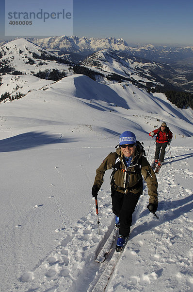 Skiwanderer bei Skitour auf das Brechhorn  Blick auf den Wilden Kaiser  Spertental  Tirol  Österreich  Europa