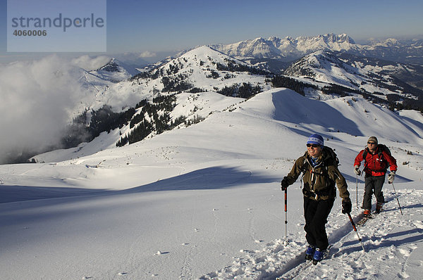 Skiwanderer bei Skitour auf das Brechhorn  Blick auf den Wilden Kaiser  Spertental  Tirol  Österreich  Europa