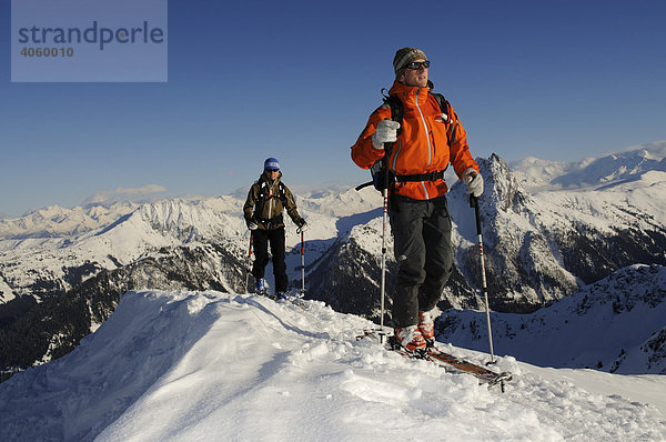 Skiwanderer bei Skitour auf den Gipfel des Brechhorn  Blick auf Rettenstein  Spertental  Tirol  Österreich  Europa