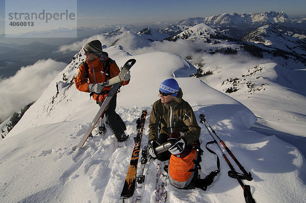 Skiwanderer bei Skitour  auf dem Gipfel des Brechhorn mit Blick auf den Wilden Kaiser  Spertental  Tirol  Österreich  Europa
